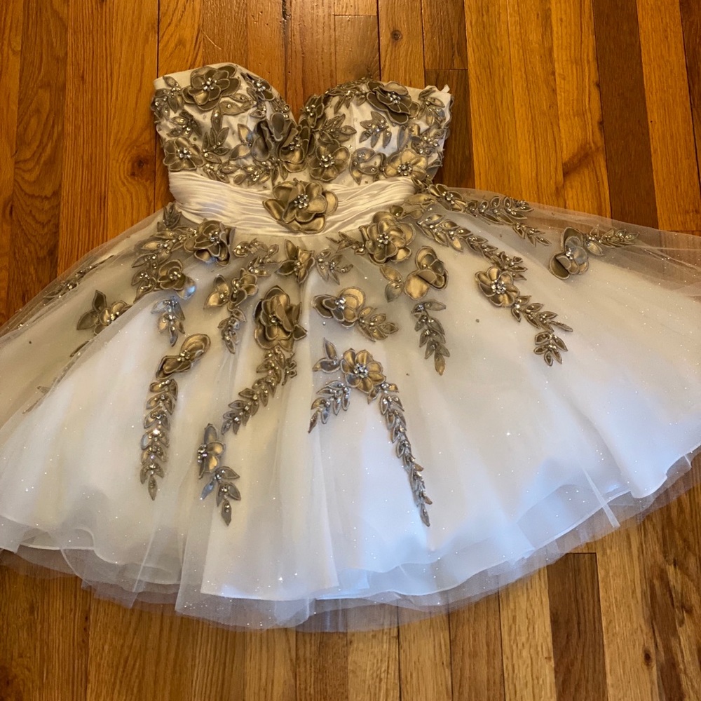 Gorgeous dress!